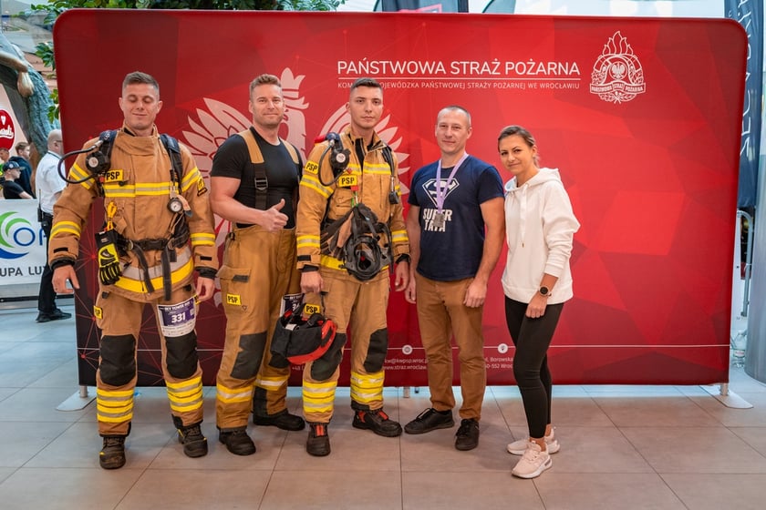 Uczestnicy 10. Sky Tower Run we Wrocławiu