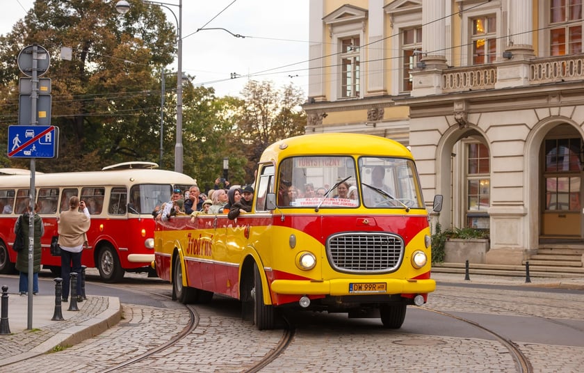 Zabytkowe tramwaje i autobusy podczas wielkie parady we Wrocławiu, 27.09.2025 r.