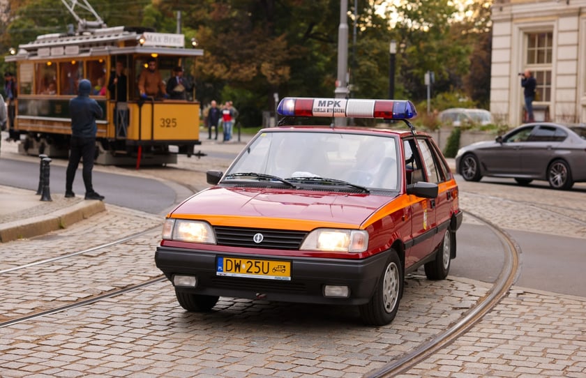 Zabytkowe tramwaje i autobusy podczas wielkie parady we Wrocławiu, 27.09.2025 r.