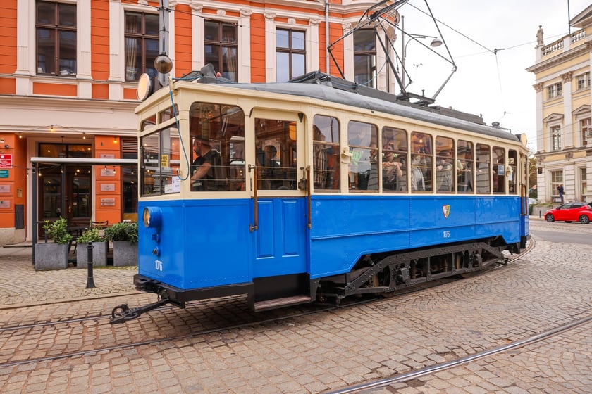 Zabytkowe tramwaje i autobusy podczas wielkie parady we Wrocławiu, 27.09.2025 r.