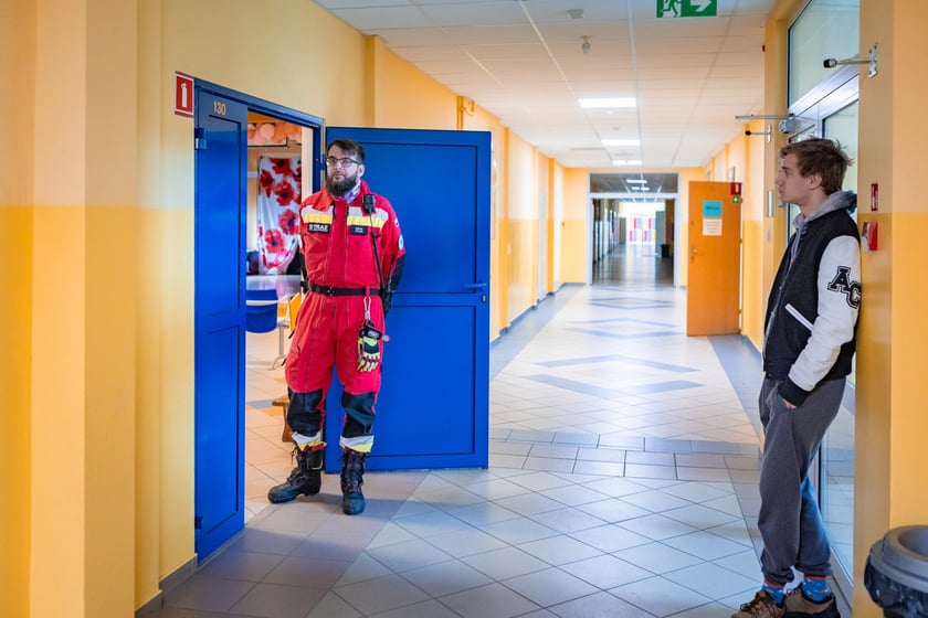 miejsce ewakuacji zabezpieczają druhowie z OSP Star&oacute;wka