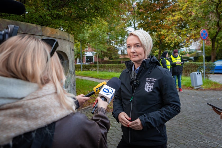 Trwa ewakuacja mieszkańc&oacute;w okolic Januszowickiej - 8 października, spotkanie dla medi&oacute;w, Agata Dzikowska z UM