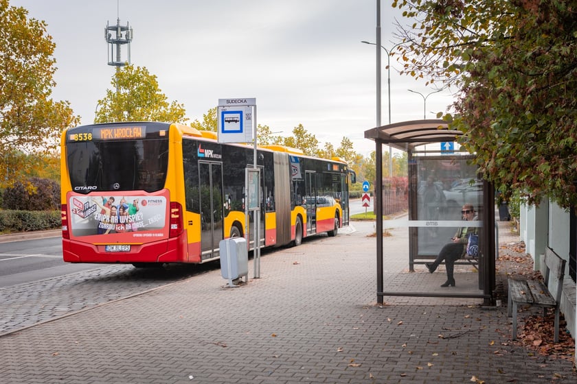 Autobusy, w kt&oacute;rych można się zagrzać stoją przy al. Wiśniowej i kursują do SP 4