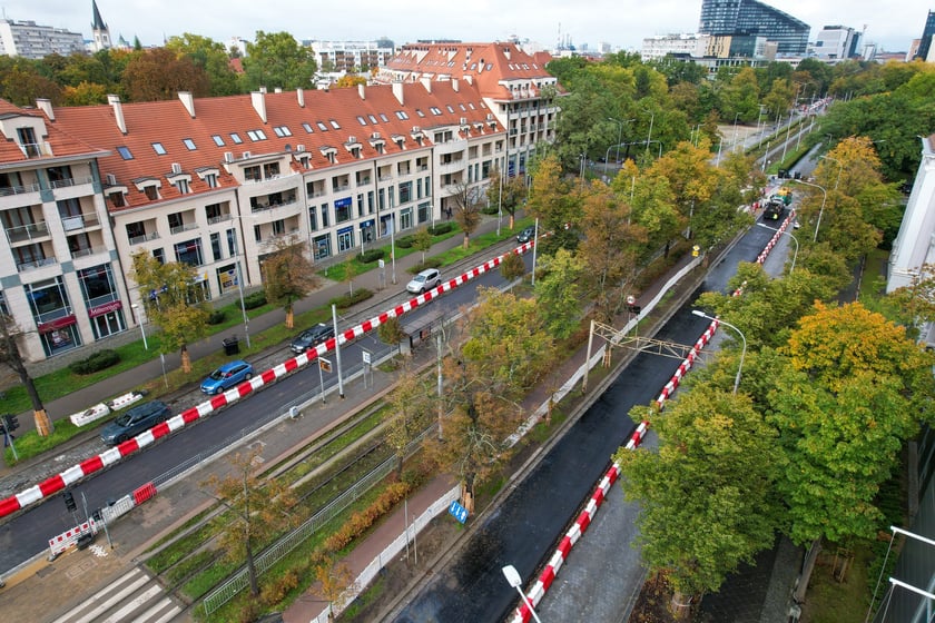 Przebudowa Powstańców Śląskich z drona (9 października 2025). Widać asfaltową nawierzchnię na pasach lewych i brukową na prawych