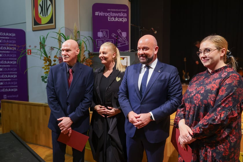 Dzień Edukacji Narodowej. Wręczenie Nagród Prezydenta Wrocławia nauczycielom wrocławskich szkół i przedszkoli