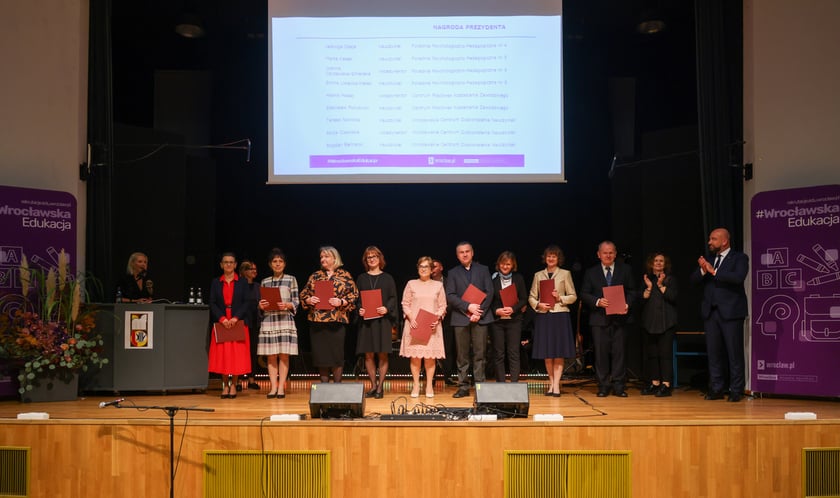 Dzień Edukacji Narodowej. Wręczenie Nagród Prezydenta Wrocławia nauczycielom wrocławskich szkół i przedszkoli