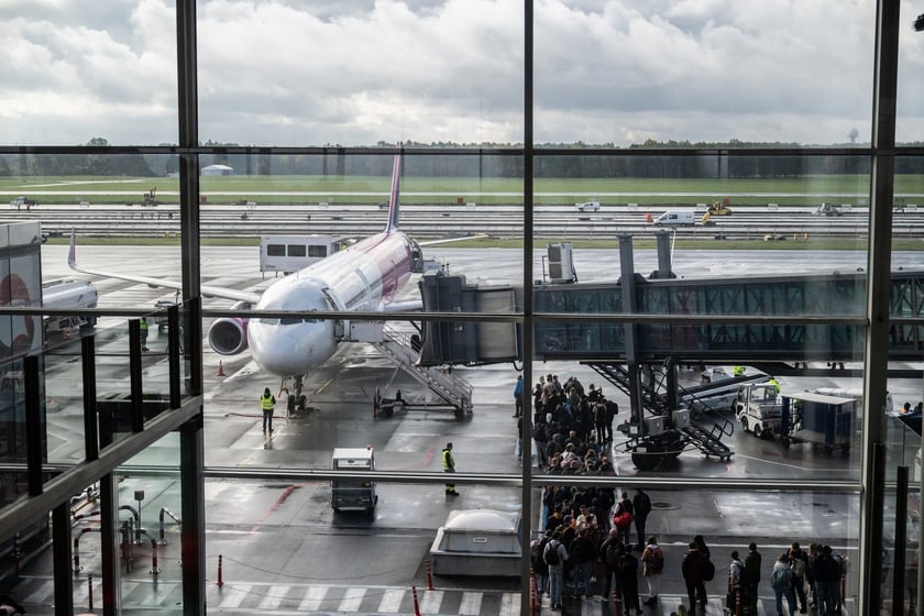Powitanie pasażerki (4,5 mln) na lotnisku we Wrocławiu, 17 października 2025