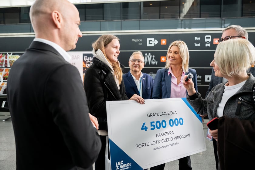 Powitanie pasażerki (4,5 mln) na lotnisku we Wrocławiu, 17 października 2025