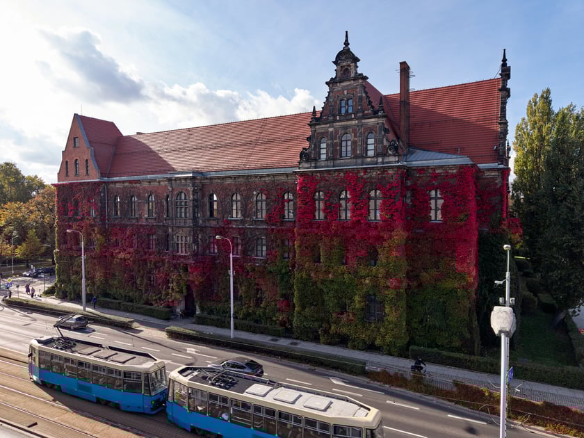 Budynek Muzeum Narodowego we Wrocławiu jesienią - październik 2025
