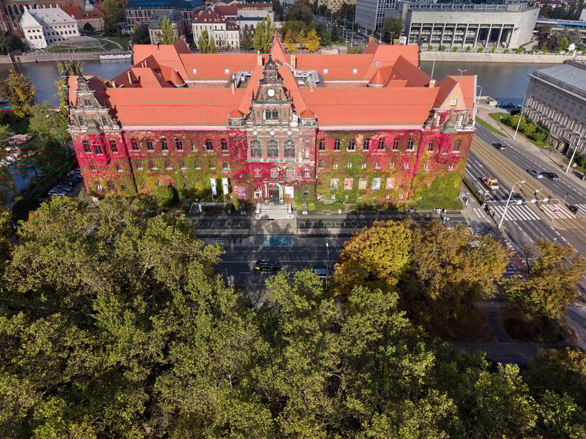 Budynek Muzeum Narodowego we Wrocławiu jesienią - październik 2025