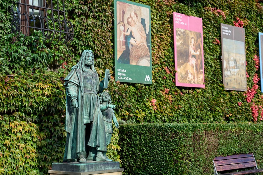 Budynek Muzeum Narodowego we Wrocławiu jesienią - październik 2025