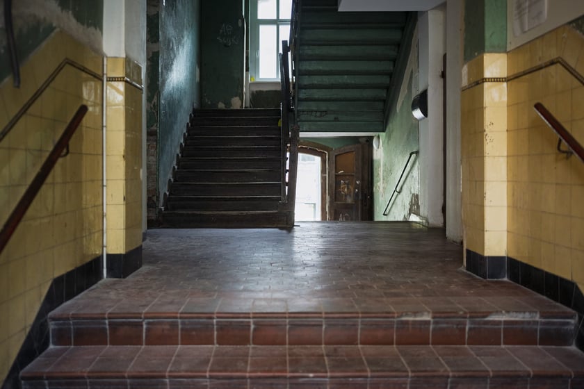 Prądzyńskiego 20a w trackie remontu elewacji, 24 października 2025