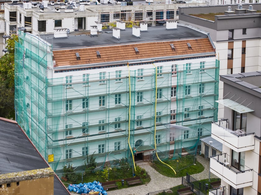 Prądzyńskiego 20a w trackie remontu elewacji, 24 października 2025