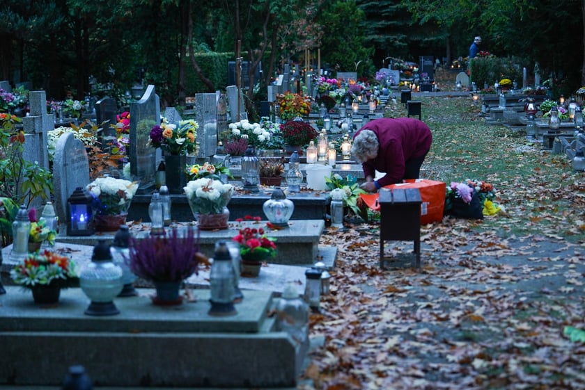 Przygotowania do Wszystkich Świętych na cmentarzu Grabiszyńskim - 26.10.2025