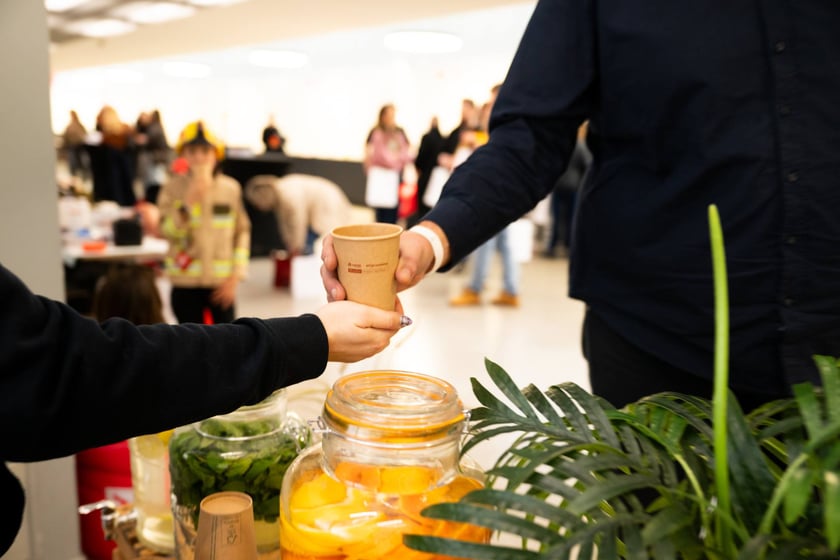 Pierwsze ze szkoleń dla mieszkańc&oacute;w Wrocławia z zakresu obrony cywilnej - MPWiK serwowało kran&oacute;wkę
