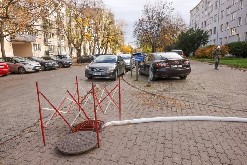 Awaria magistrali: pracownicy przy ul. Żelaznej odpompowują wodę