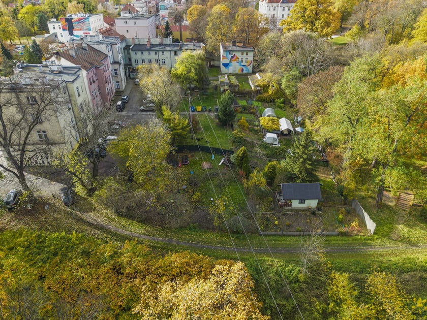 Leśnica: podw&oacute;rko Średzka 2-4-8B
