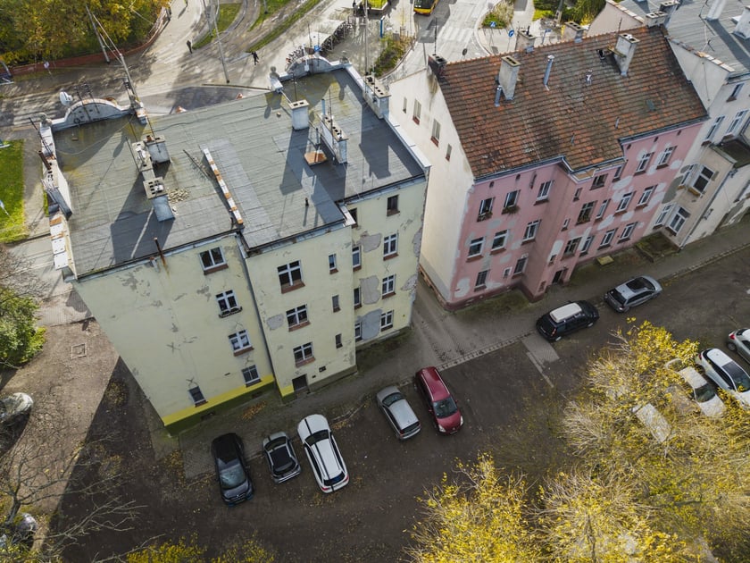 Leśnica: podw&oacute;rko Średzka 2-4-8B