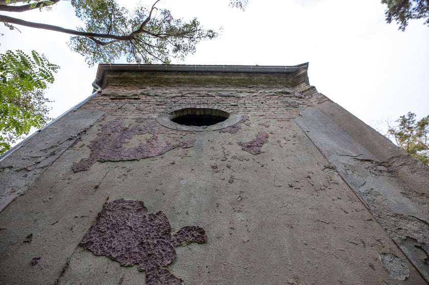 Mauzoleum Hochberg&oacute;w w Wąbnicach - budynek w środku lasu
