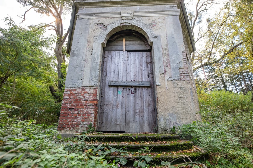 Mauzoleum Hochberg&oacute;w w Wąbnicach - budynek w środku lasu