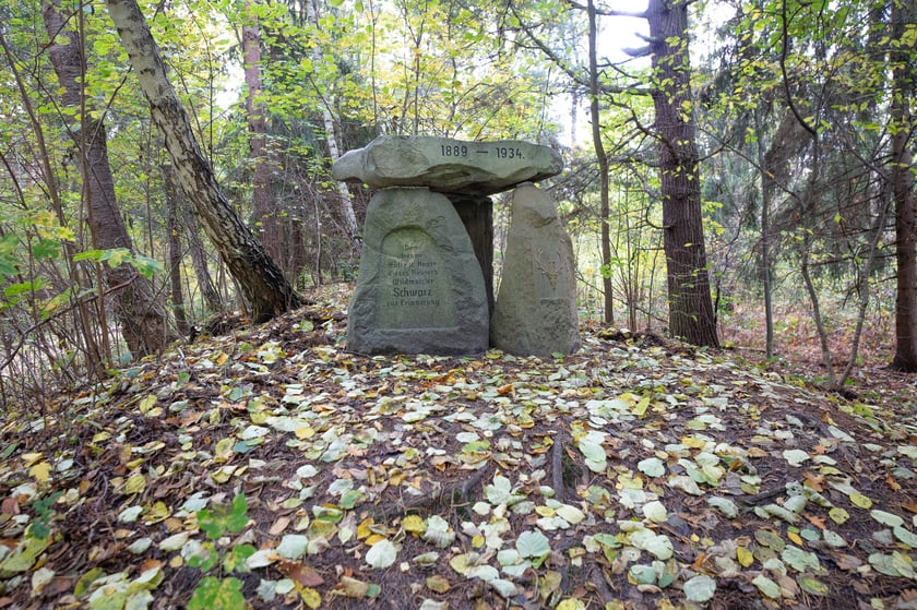 Gr&oacute;b myśliwego na czerwonym szlaku rowerowym w Krośnicach