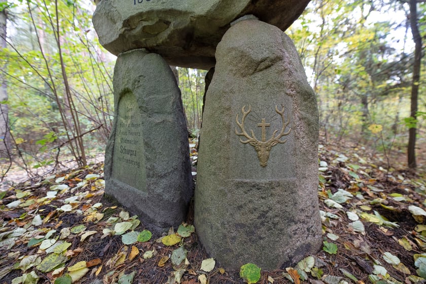 Gr&oacute;b myśliwego na czerwonym szlaku rowerowym w Krośnicach