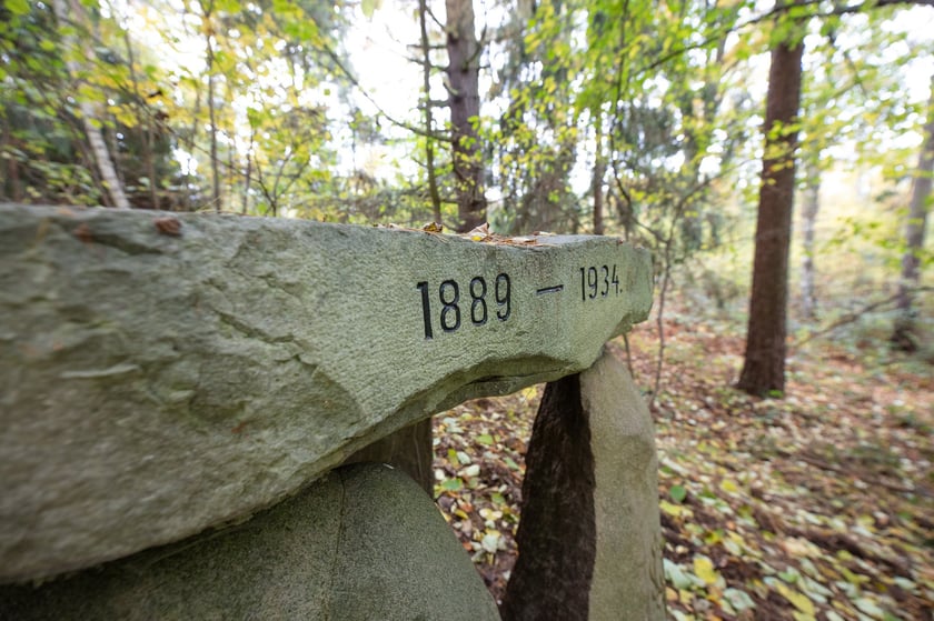Gr&oacute;b myśliwego na czerwonym szlaku rowerowym w Krośnicach