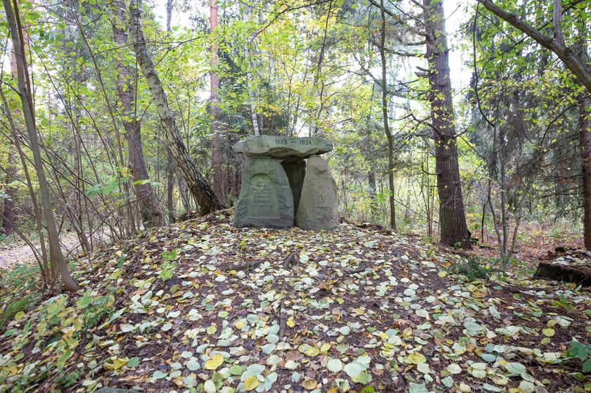 Gr&oacute;b myśliwego na czerwonym szlaku rowerowym w Krośnicach