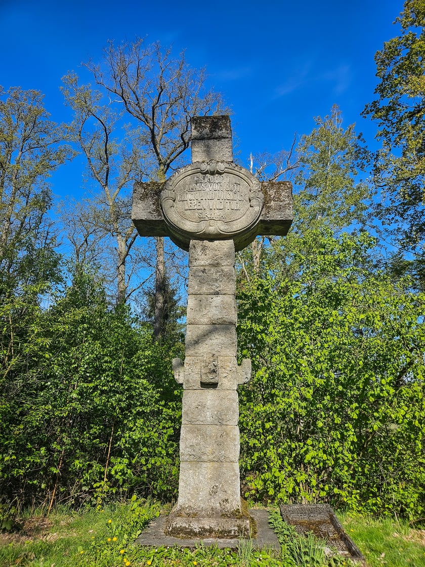 Gr&oacute;b Kisslinga w Bagnie - w miejscu dawnego grodziska