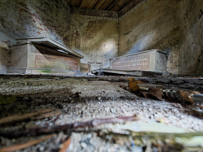 Mauzoleum Hochberg&oacute;w w Wąbnicach - puste sarkofagi we wnętrzu