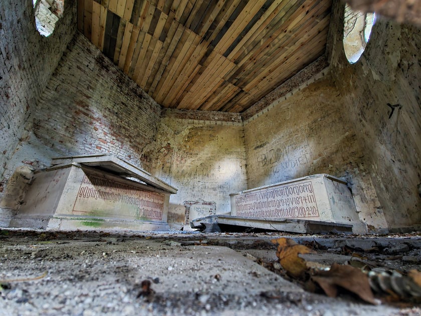 Mauzoleum Hochberg&oacute;w w Wąbnicach - puste sarkofagi we wnętrzu