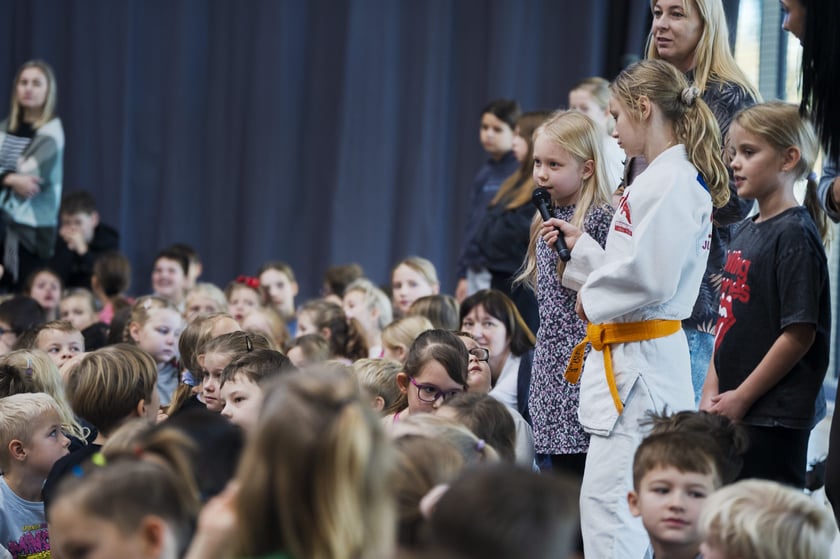 Lekcja WF-u z mistrzem olimpijskim w szkole przy ul. Cynamonowej