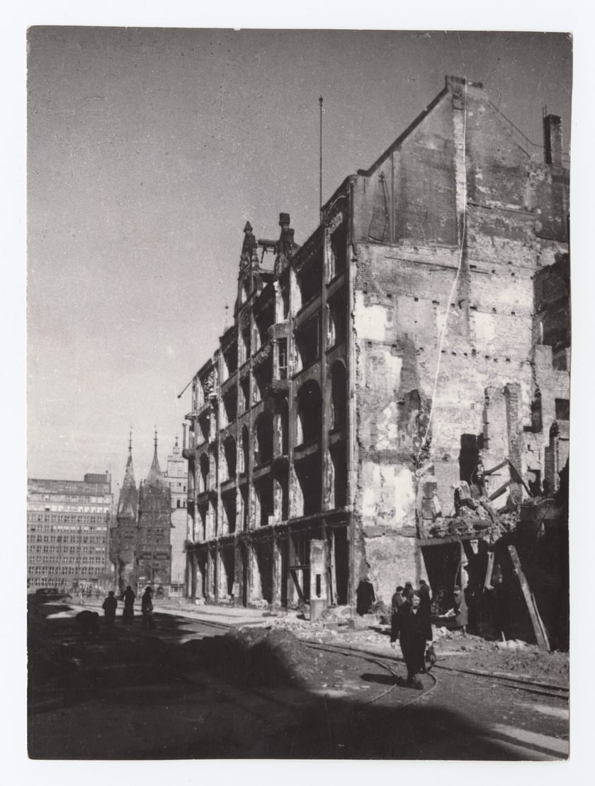 Dom handlowy u zbiegu ul. Olawskiej i Rynku, ok. 1947