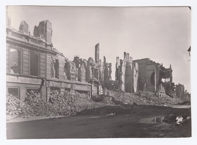 Najpewniej, amienice przy ul. Boguslawskiego, 1945 - 1946