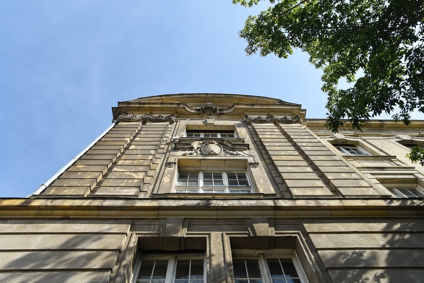 Neobarokowy gmach pod adresem Powstańców Śląskich 134-138, widok z roku 2025