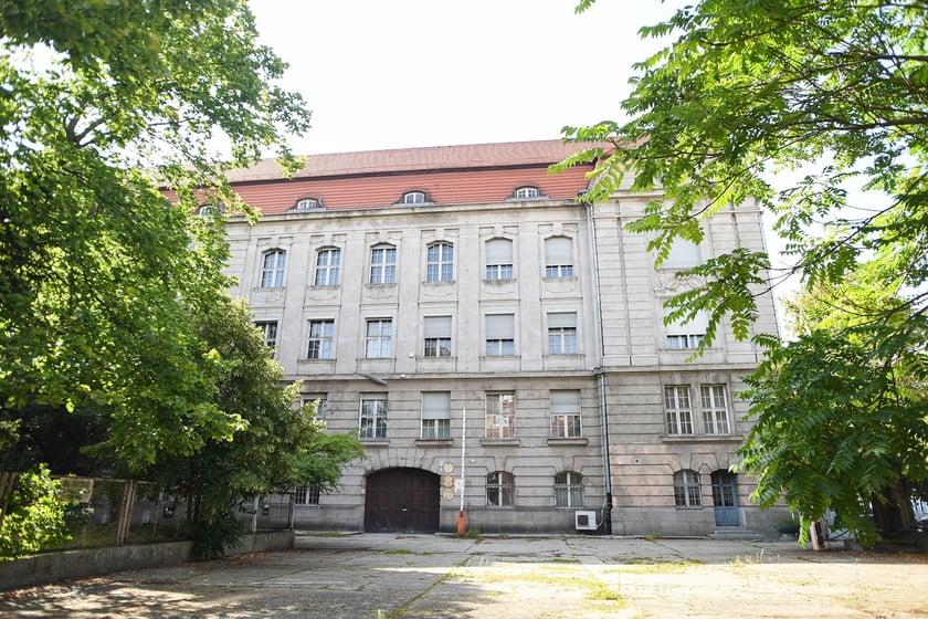 Neobarokowy gmach pod adresem Powstańców Śląskich 134-138, widok z roku 2025