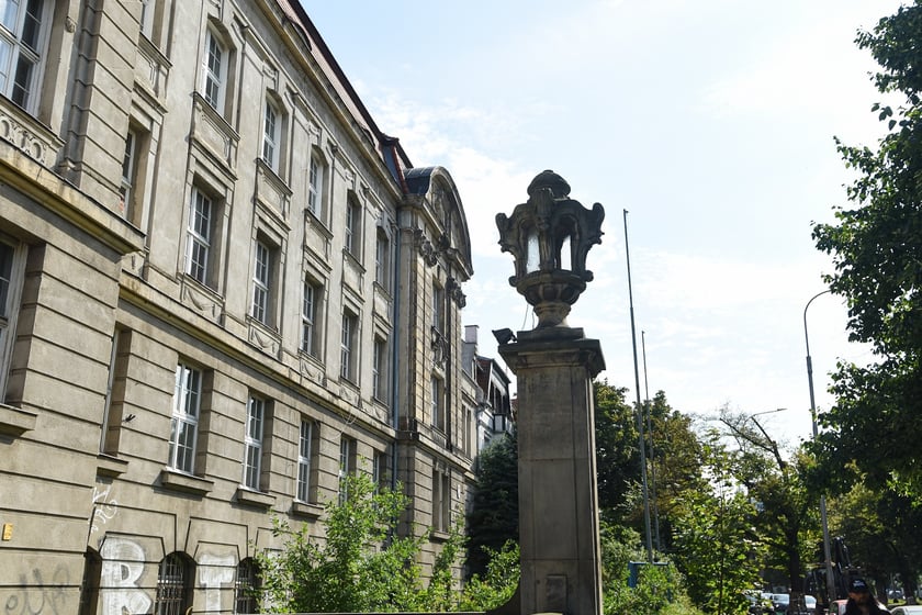 Neobarokowy gmach pod adresem Powstańców Śląskich 134-138, widok z roku 2025