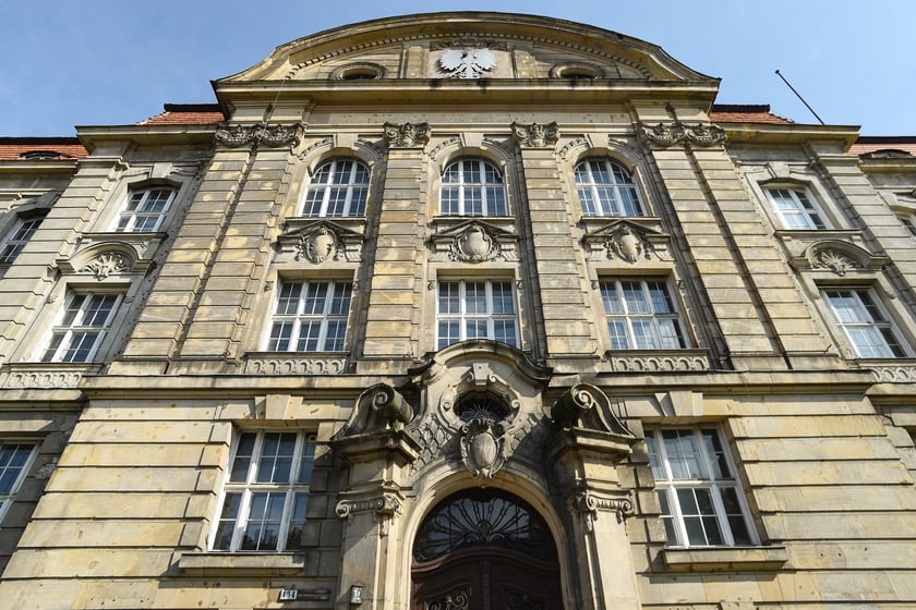 Neobarokowy gmach pod adresem Powstańców Śląskich 134-138, widok z roku 2025