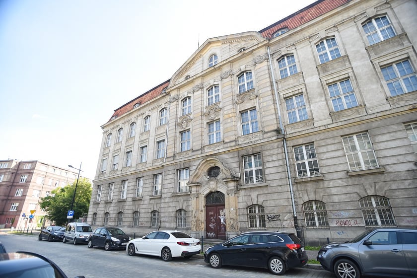 Neobarokowy gmach pod adresem Powstańców Śląskich 134-138, widok z roku 2025