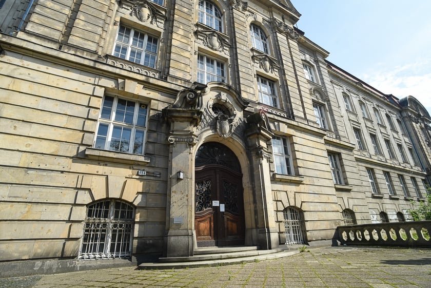 Neobarokowy gmach pod adresem Powstańców Śląskich 134-138, widok z roku 2025