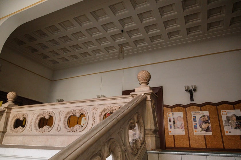 Neobarokowy gmach pod adresem Powstańców Śląskich 134-138, widok z roku 2025