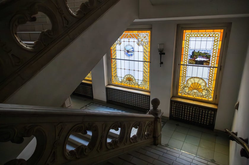 Neobarokowy gmach pod adresem Powstańców Śląskich 134-138, widok z roku 2025