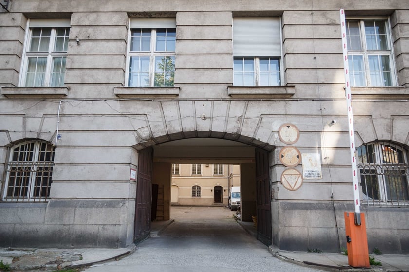 Neobarokowy gmach pod adresem Powstańców Śląskich 134-138, widok z roku 2025