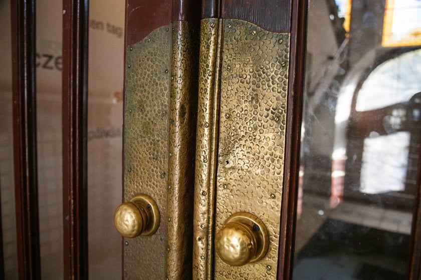 Neobarokowy gmach pod adresem Powstańców Śląskich 134-138, widok z roku 2025