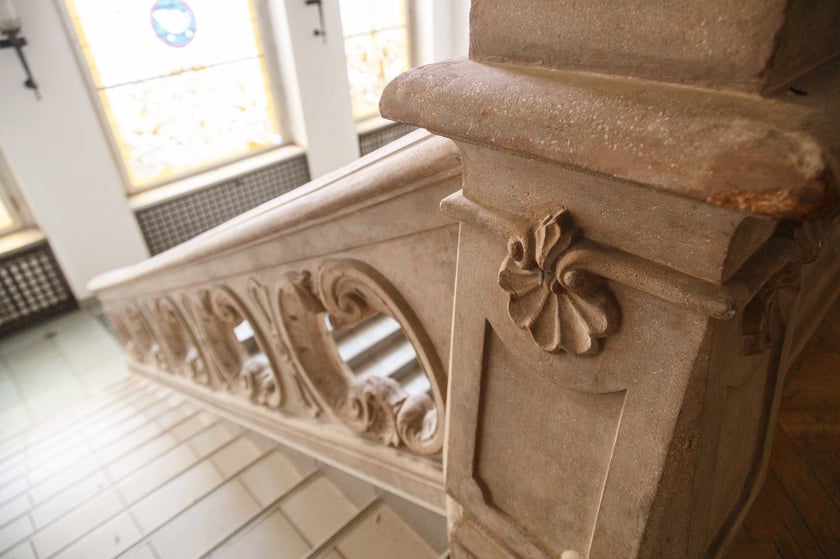 Neobarokowy gmach pod adresem Powstańców Śląskich 134-138, widok z roku 2025