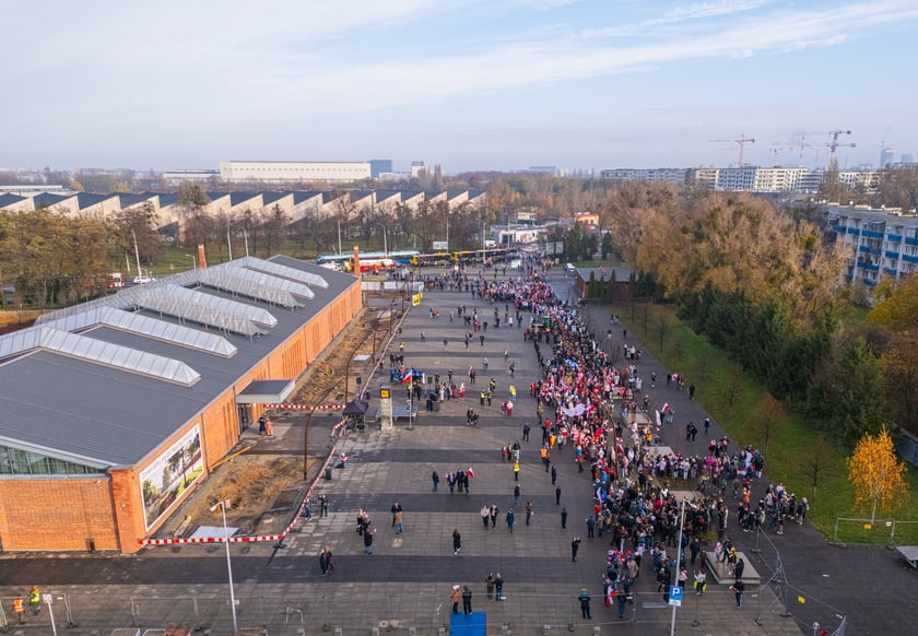 Radosna Parada Niepodległości przeszła z Centrum Historii Zajezdnia przy ul. Grabiszyńskiej na wrocławski Rynek