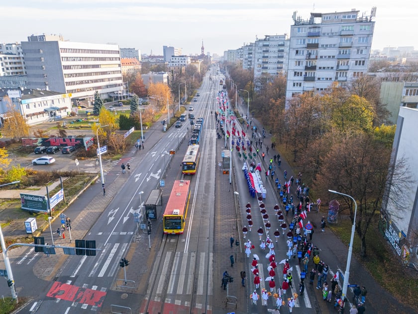 Radosna Parada Niepodległości przeszła z Centrum Historii Zajezdnia przy ul. Grabiszyńskiej na wrocławski Rynek