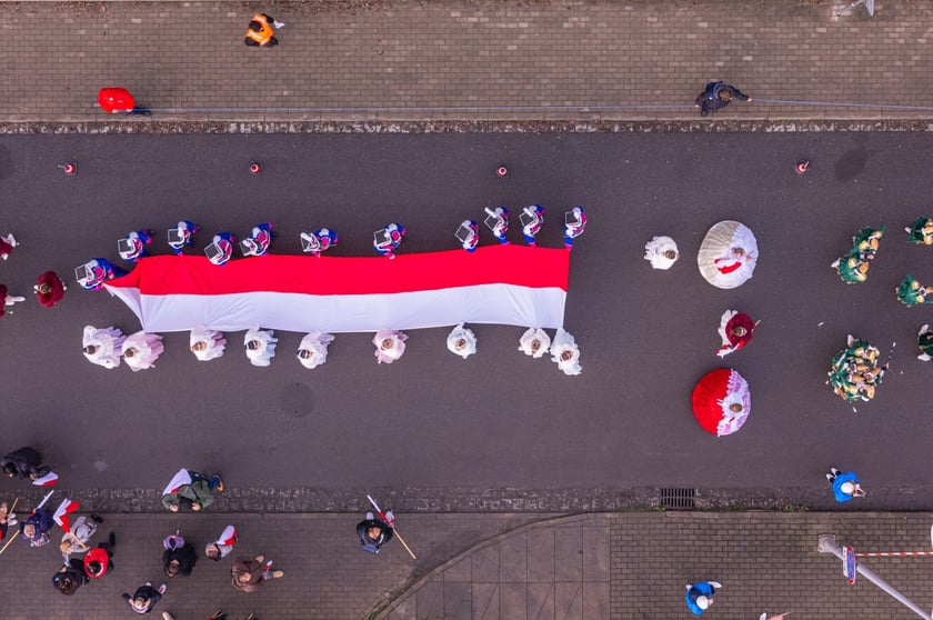 Radosna Parada Niepodległości przeszła z Centrum Historii Zajezdnia przy ul. Grabiszyńskiej na wrocławski Rynek