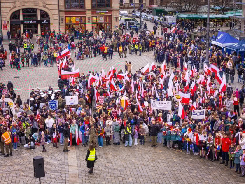 Radosna Parada Niepodległości przeszła z Centrum Historii Zajezdnia przy ul. Grabiszyńskiej na wrocławski Rynek
