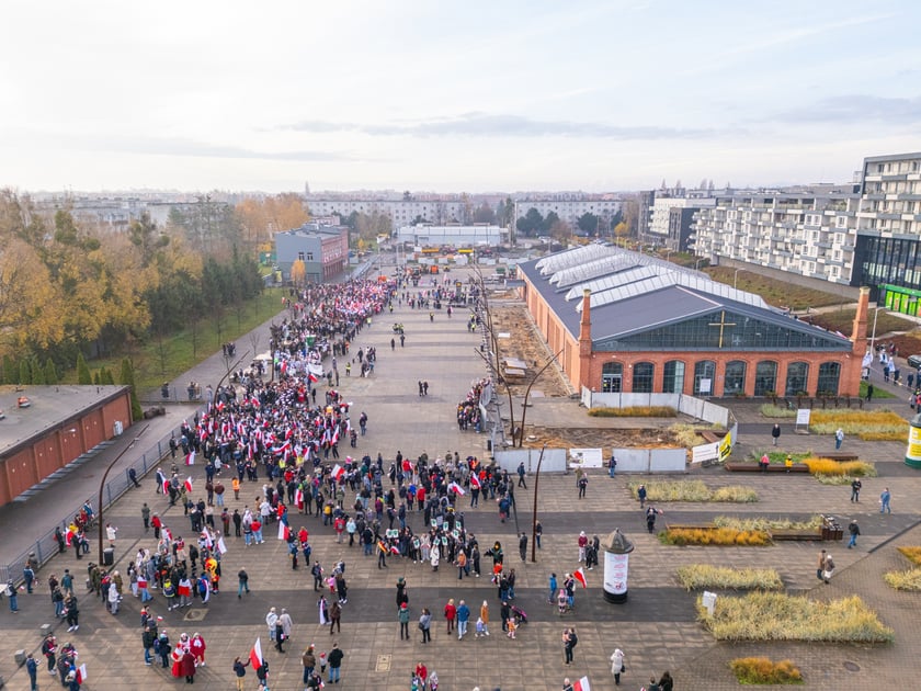 Radosna Parada Niepodległości przeszła z Centrum Historii Zajezdnia przy ul. Grabiszyńskiej na wrocławski Rynek